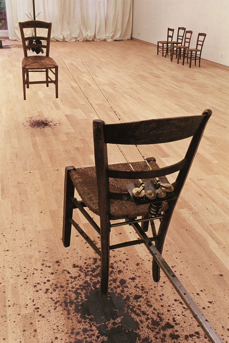 Rebecca Horn, Les délices des évêques, 1997 Chaises, spray, construction balançoire, violon, jumelles, feuilles de laurier, charbon, sang, corde et la lumière éternelle, construction métallique, moteurs Kunstmuseum Stuttgart. © Rebecca Horn / ADAGP, Paris 2019