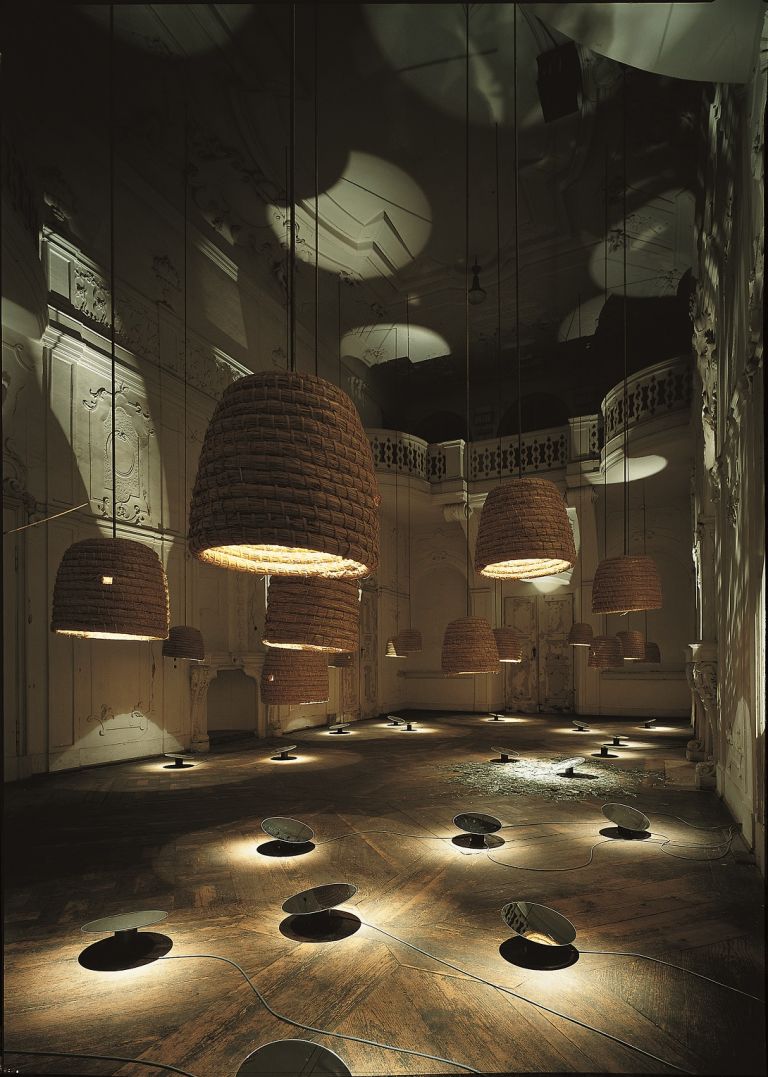 Rebecca Horn, Bee’s Planetary Map, 1998 15 paniers de paille, fil, moteurs, disque de miroir brisé, verre brisé, tiges de métal, bâton en bois, pierre, son, lumières, 426,7 x 975,4 cm Rebecca Horn Workshop © Rebecca Horn / ADAGP, Paris 2019