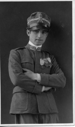 Lucio Fontana ritratto con la medaglia d'argento al valor militare, 1917-1918. Copyright: Fondazione Lucio Fontana, Milano.