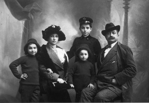 La famiglia di Lucio Fontana, Seregno, 1911. Copyright: Fondazione Lucio Fontana, Milano.