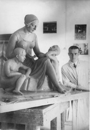 Lucio Fontana lavora al monumento El pueblo de Rosario a Juana Blanco, 1926 ca. Copyright: Fondazione Lucio Fontana, Milano
