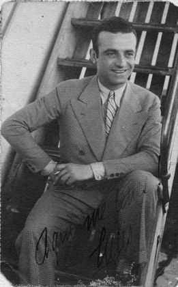 Lucio Fontana seduto sulla scaletta della nave di ritorno dall'Argentina, 1927. Copyright: Fondazione Lucio Fontana, Milano.