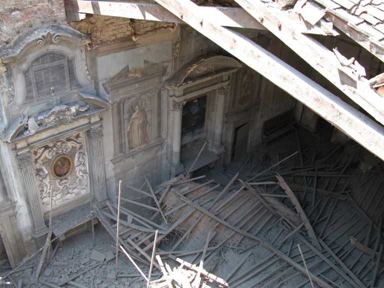 L'interno della Chiesa dopo il crollo
