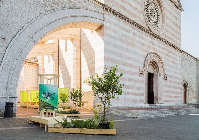 L’installazione di Open Design School per UniversoAssisi 2019, Basilica di Santa Chiara – Assisi. Foto Michael Marzi