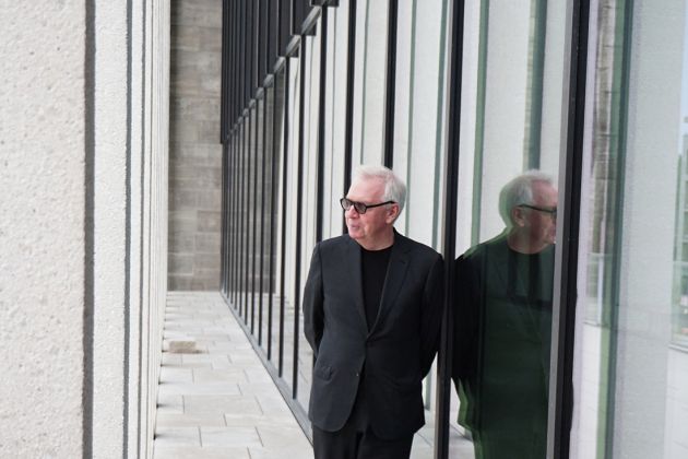 L’architetto David Chipperfield nella James-Simon-Galerie, Berlino. Luglio 2019 – Foto Erika Pisa