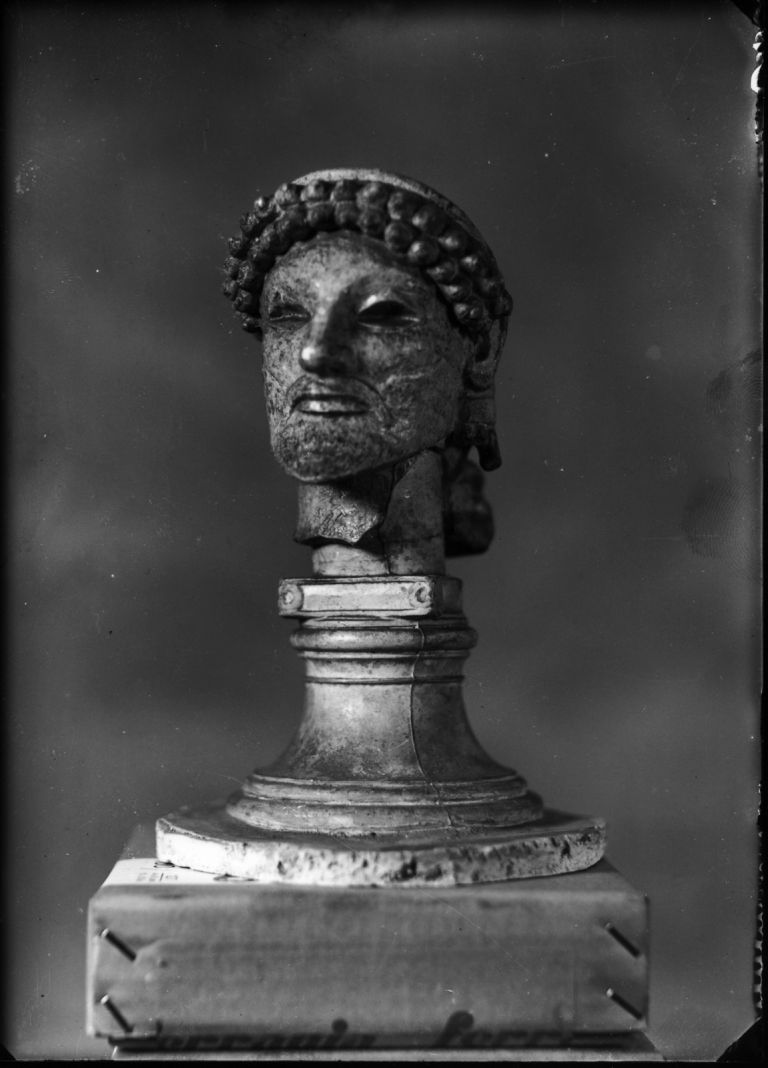 Testa di Zeus a Olimpia, calco in gesso, altezza 17,5cm. Stampa moderna a contatto da negativo originale su vetro, 24 x 18 cm