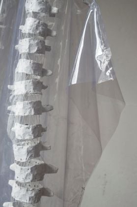 Davide Viggiano, Ventuno, rete metallica, carta, intonaco, pvc e cotone, 100x200x80 cm, Milano 2018