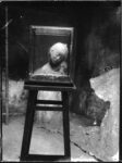 L’Enfant Malade nell’atelier in Boulevard des Batignolles; sul fondo il gesso di Paris la nuit, con la base ancora integra. Stampa moderna a contatto da negativo originale su vetro, 17,8 x 11,5cm, 1898 circa