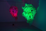 Athena Papadopoulos Holy Toledo, Takotsubo!, 2019 Vista da exposição com Do Do DoDo Big Bird (2018) e Sitting Do Do Duck (2018) Foto: Bruno Lopes