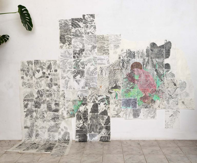 Marta Roberti, NATURAL ASSEMBLAGE 1 (2018), pastelli a olio e grafite su carta, 280 x 475 cm