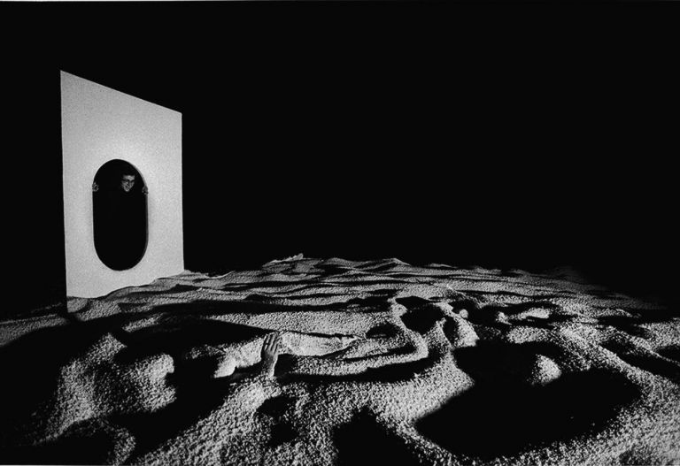 Fabio Mauri, La luna (1968) fotografia di Ugo Mulas