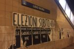 Affissioni abusive di Casapound sui muri della stazione di Ostia Lido Lucamaleonte a Ostia, tra Casapound e Cinque Stelle. Storia di un murale censurato