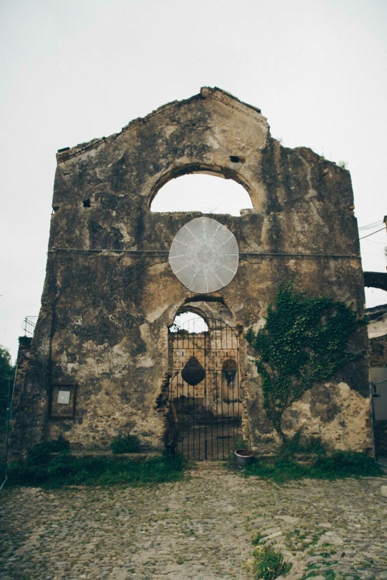 Alberto Antonio Foresta – Installazione sulla facciata della Chiesa di San Giovanni Battista