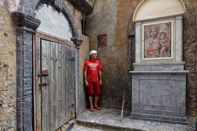 Alessandro Bulgini, Taranto Opera Viva Intruso, 2019, set del Commissario Ricciardi, Taranto Vecchia