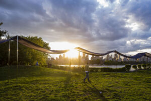 Arte e spazi pubblici. Al Socrates Sculpture Park di New York la mostra Chronos Cosmos