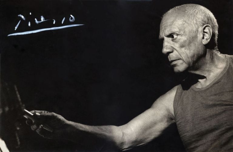 André Villers, Picasso durante le riprese del film “Le Mystère Picasso”, Nizza, 1955 © André Villers, VEGAP, Barcelona 2019 © Sucesión Pablo Picasso, VEGAP, Madrid 2019