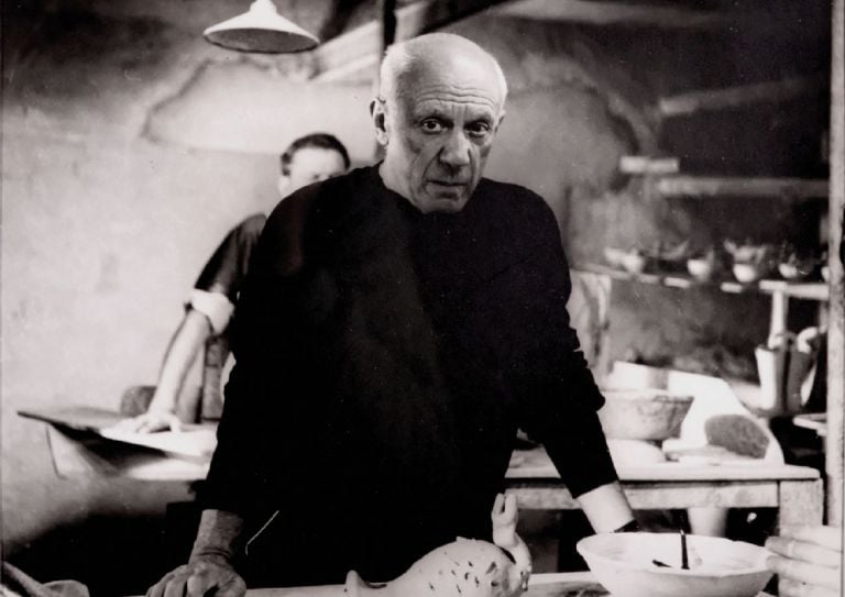 André Villers, Picasso nello studio di ceramica Madoura a Vallauris © André Villers, VEGAP, Barcelona 2019 © Sucesión Pablo Picasso, VEGAP, Madrid 2019