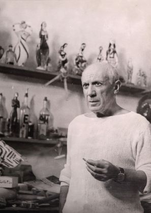 André Villers, Picasso con una sigaretta, sullo sfondo alcune ceramiche © André Villers, VEGAP, Barcelona 2019 © Sucesión Pablo Picasso, VEGAP, Madrid 2019