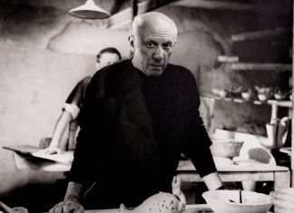 André Villers, Picasso nello studio di ceramica Madoura a Vallauris © André Villers, VEGAP, Barcelona 2019 © Sucesión Pablo Picasso, VEGAP, Madrid 2019