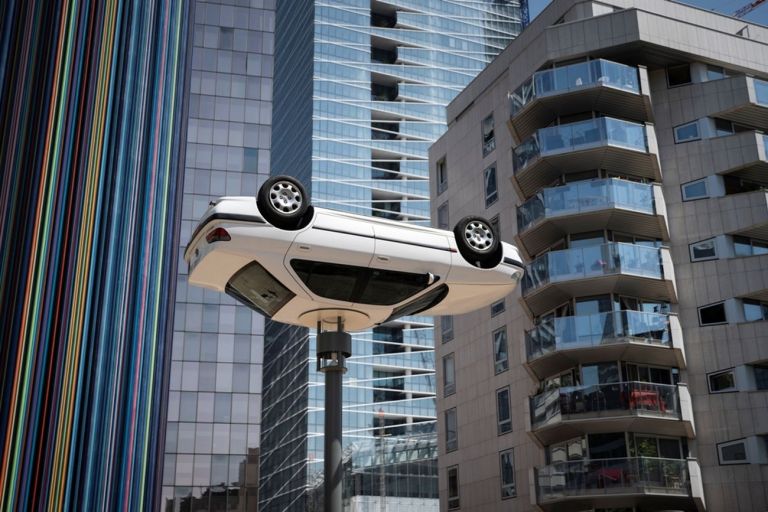 Benedetto Bufalino, La voiture sur le lampadaire, Les Extatiques, Paris, 2019. Photo Carlos Ayesta