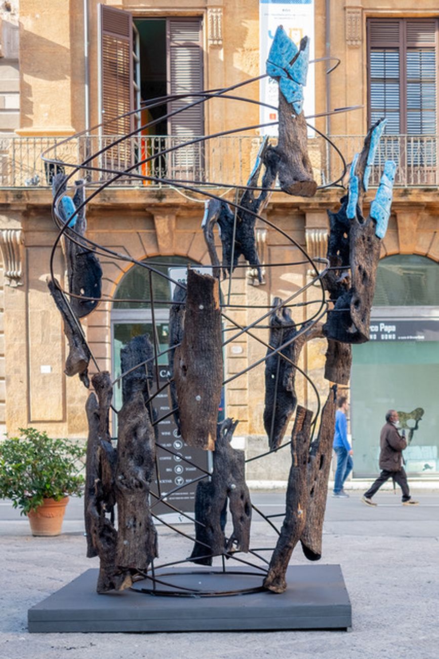 Benedetto Pietromarchi, Oliva Caerula, 2018, maiolica, ferro e tronchi di ulivo, 430x200x200 cm