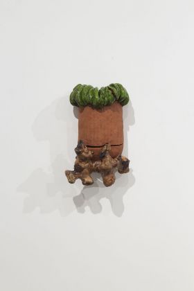 Benedetto Pietromarchi, Senza titolo, 2018, terracotta smaltata, radici di pino, pietre, 35x22x15 cm. Courtesy Francesca Antonini Arte Contemporanea