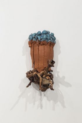 Benedetto Pietromarchi, Senza titolo, 2018, terracotta smaltata, radici di pino, pietre, 44x20x20 cm. Courtesy Francesca Antonini Arte Contemporanea