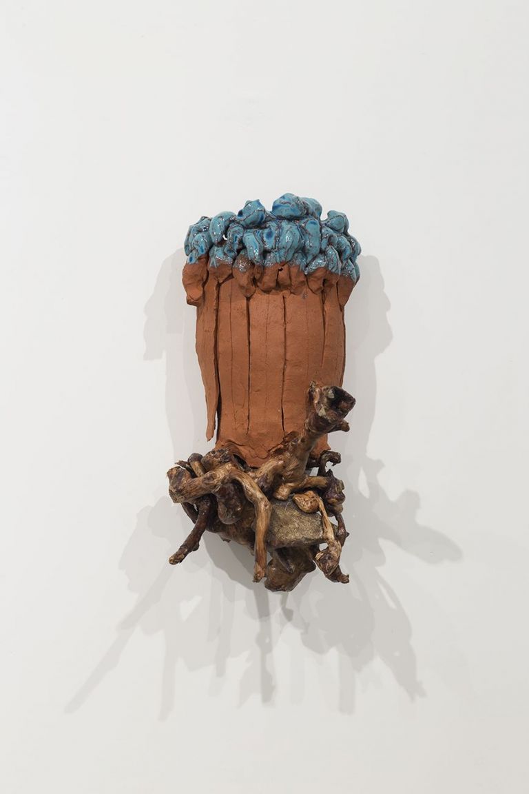 Benedetto Pietromarchi, Senza titolo, 2018, terracotta smaltata, radici di pino, pietre, 44x20x20 cm. Courtesy Francesca Antonini Arte Contemporanea