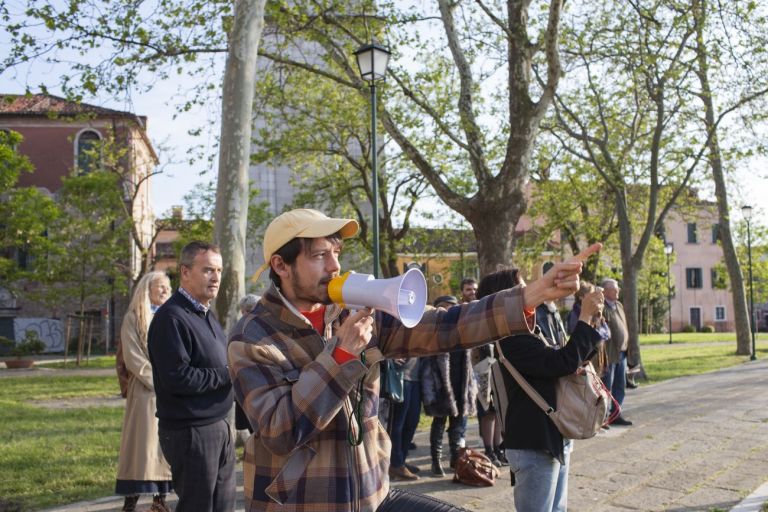 Biennale di Venezia, 2019. Catalonia In Venice_To Lose Your Head. Marcel Borrrás, She Appropriates in Present, 2019, performance. Photo Lluís Tudela. Courtesy Institut Ramon Llull