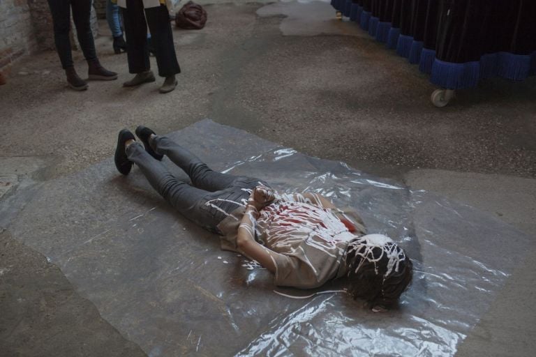 Biennale di Venezia, 2019. Catalonia In Venice_To Lose Your Head. Marcel Borrrás, She Appropriates in Present, 2019, performance. Photo Lluís Tudela. Courtesy Institut Ramon Llull