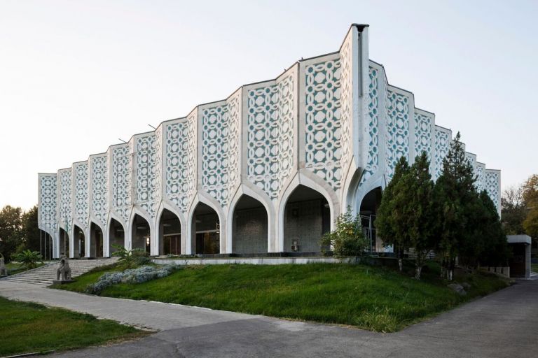 Centro espositivo della “Unione degli Artisti Uzbeki” (1974). Photo Stefano Perego, da Soviet Asia, pubblicato da FUEL