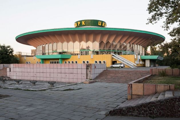 Circo (1976). Bishkek, Kirghizistan. Photo Stefano Perego, da Soviet Asia, pubblicato da FUEL