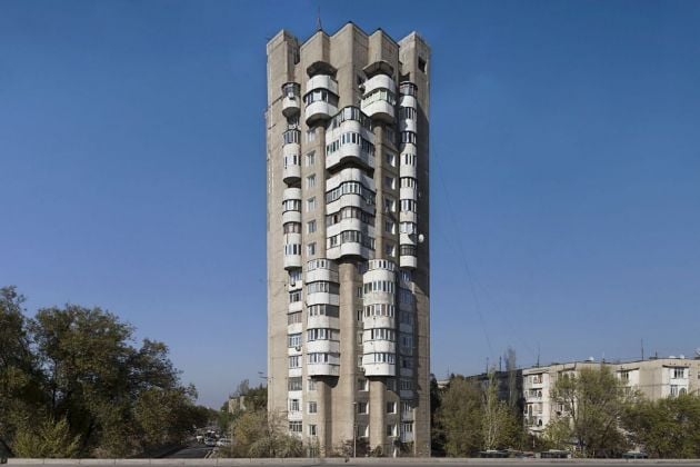 Edifici residenziali (1985). Bishkek, Kirghizistan. Photo Roberto Conte, da Soviet Asia, pubblicato da FUEL