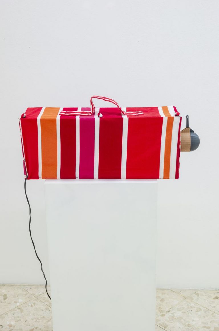 Eva Marisaldi, Mistery Box, 2019, legno, stoffa, software, elementi in P.L.A., servomotori, 65 x 25 x 20 cm