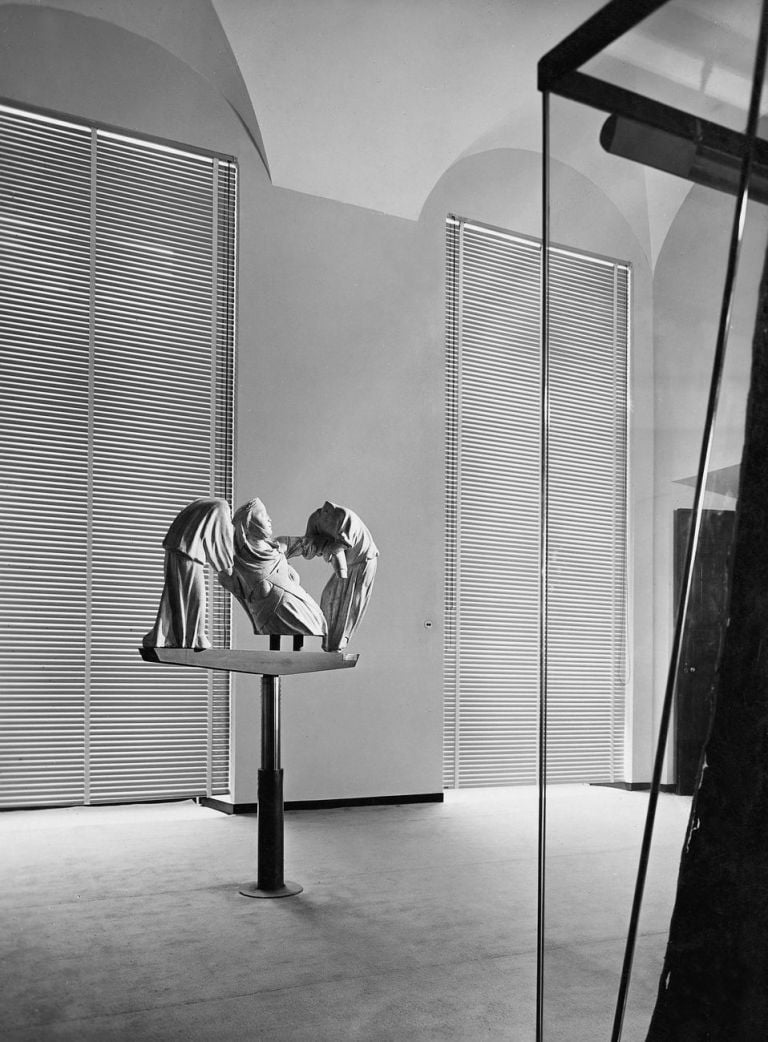 Franco Albini, Gallerie comunali di Palazzo Bianco, Genova, 1949-51. Il supporto mobile della Elevatio animae di Margherita di Brabante di Nicola Pisano © Fondazione Franco Albini