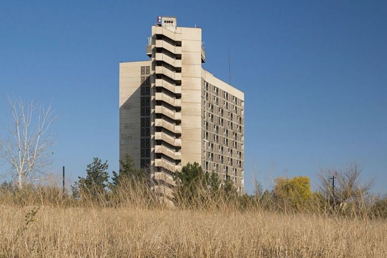 Hotel Khodzhent (anni ‘70). Chkalovsk, Tajikistan. Photo Roberto Conte, da Soviet Asia, pubblicato da FUEL