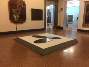 Polemica per l’allestimento de l’Ellissi di Nicola Carrino in Pinacoteca a Bari