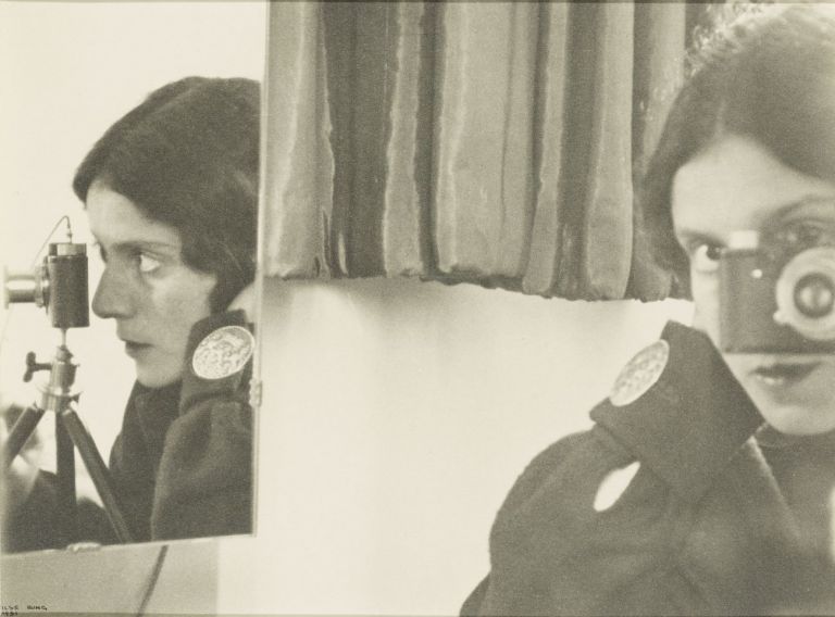 Ilse Bing, Autoritratto con Leica, 1931. Thomas Walther Collection