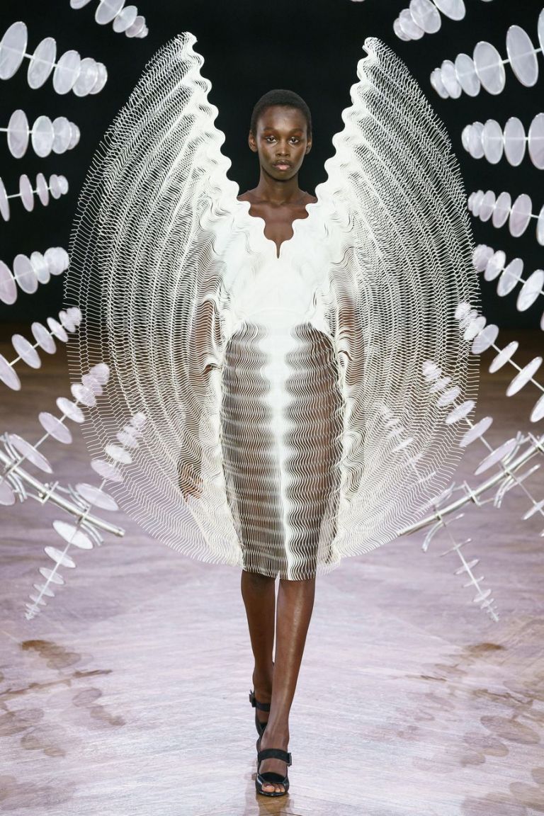 Iris van Herpen, collezione autunno inverno 2019 2020. Paris Fashion Week. Courtesy Iris van Herpen