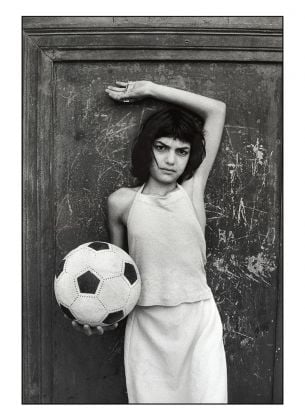 Letizia Battaglia, La bambina con il pallone, quartiere la Cala, Palermo , 1980