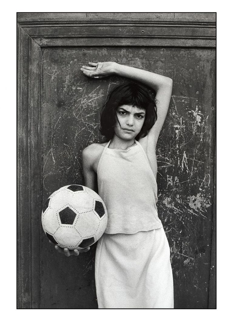 Letizia Battaglia, La bambina con il pallone, quartiere la Cala, Palermo , 1980