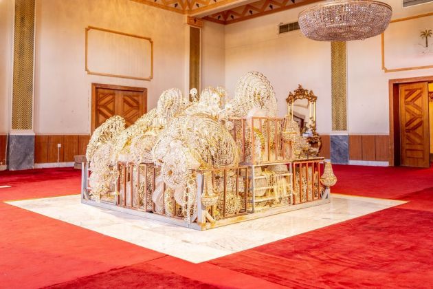 L'opera con gli chandeliers dell'artista Sultan bin Fahad che apre la mostra The Red Palace a Riad, 2019
