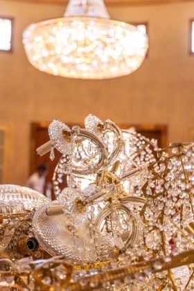 L'opera con gli chandeliers dell'artista Sultan bin Fahad che apre la mostra The Red Palace a Riad, 2019, dettaglio