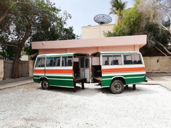 L'opera di Rashed AlShashai dal titolo Town Line Bus, installata all'esterno della Hafez Gallery a Gedda. Photo Daniele Perra
