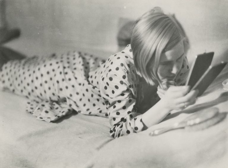 Marianne Breslauer, Girl in her spare time, Berlin 1933, 1933-34. Fotostiftung Schweiz © Marianne Breslauer - Fotostiftung Schweiz