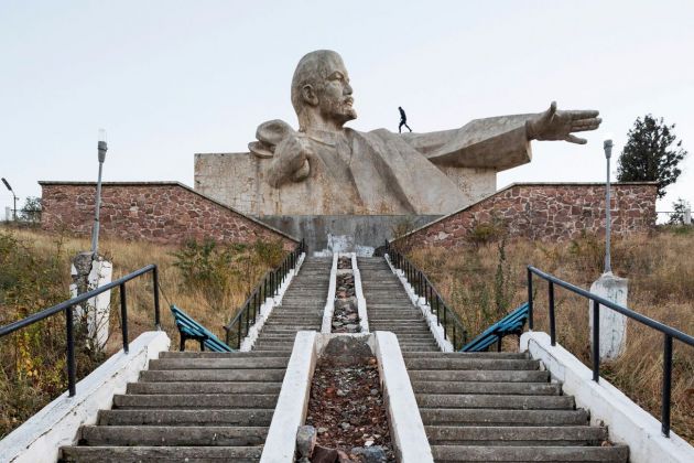 Monumento a Lenin (1965). Istaravshan, Tajikistan. Photo Stefano Perego, da Soviet Asia, pubblicato da FUEL