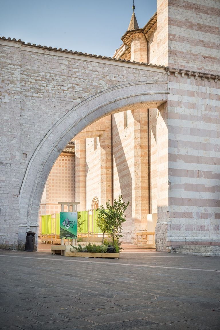 L’installazione di Open Design School per UniversoAssisi 2019, Basilica di Santa Chiara – Assisi. Foto Michael Marzi