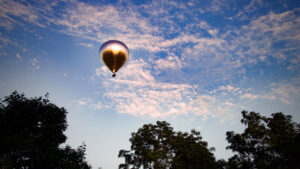 La mongolfiera specchiante di Doug Aitken in volo sui cieli del Massachusetts