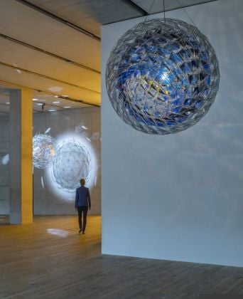 Olafur Eliasson, Cold wind sphere, 2012. Installation view at Tate Modern, Londra 2019. Photo Anders Sune Berg. Musée national d’art moderne, Centre de creation industrielle, Parigi © 2012 Olafur Eliasson