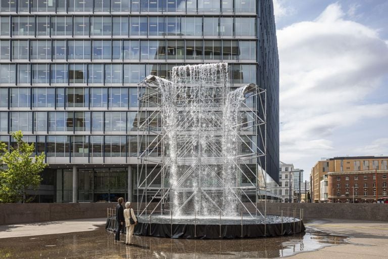 Olafur Eliasson, Waterfall, 2019. Installation view at Tate Modern, Londra 2019. Photo Anders Sune Berg. Courtesy the artist & neugerriemschneider, Berlin & Tanya Bonakdar Gallery, New York-Los Angeles © 2019 Olafur Eliasson